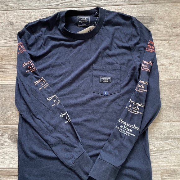❤️ ABERCROMBIE & FINCH NAVY GRAPHIC TEE LONG SLEEVE SIZE SMALL NEW - Picture 4 of 4